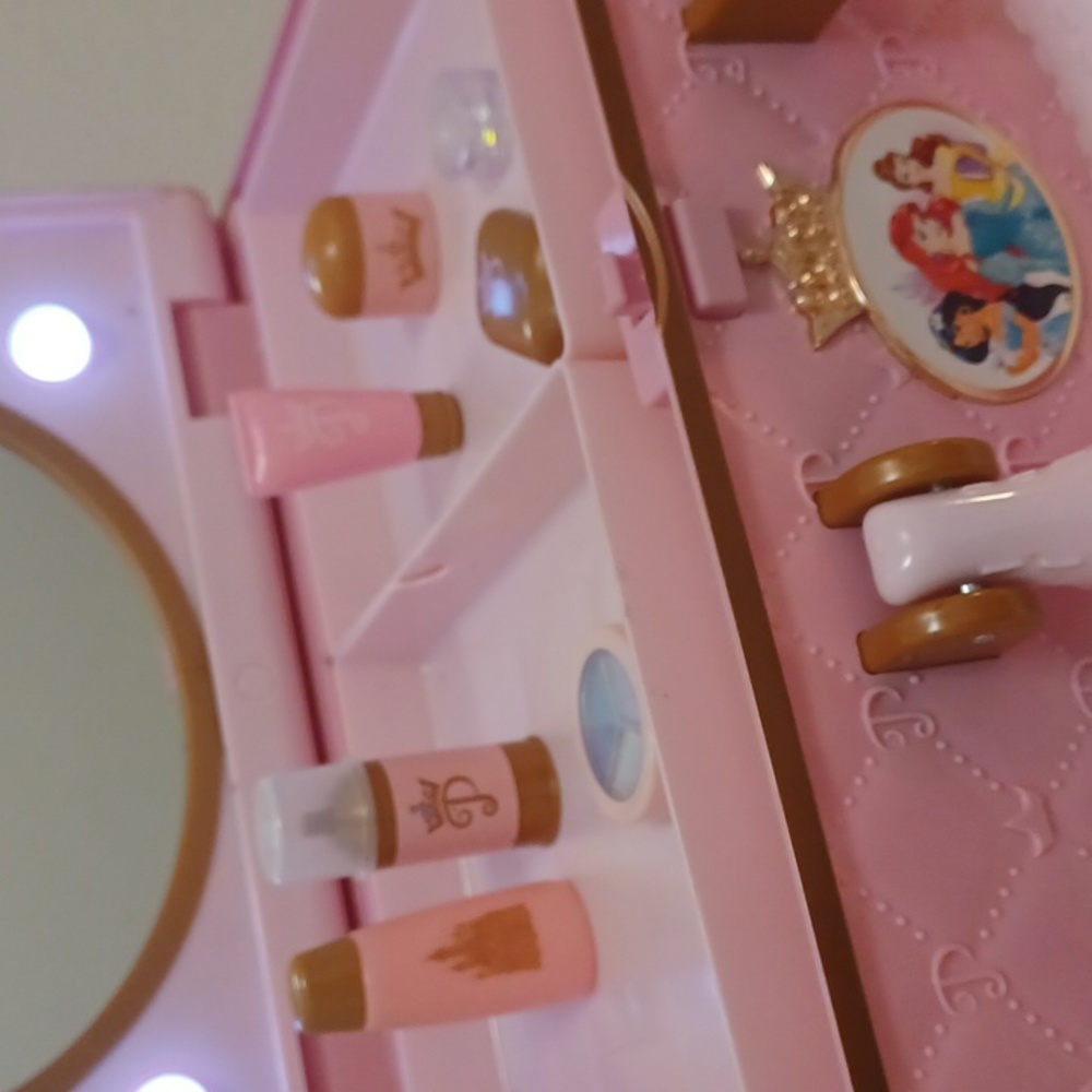 Disney Princess Travel Make up Case / Vanity - Picture 2 of 13